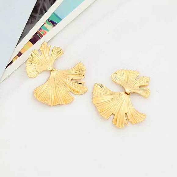 NEW Gold Ginko Leaf Stud Earrings - Picture 3 of 4